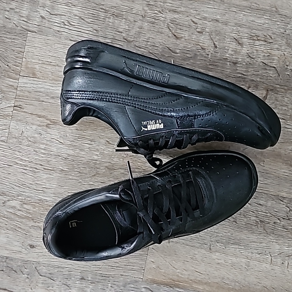 Boys puma Black w/ gold detail. 1 Wear